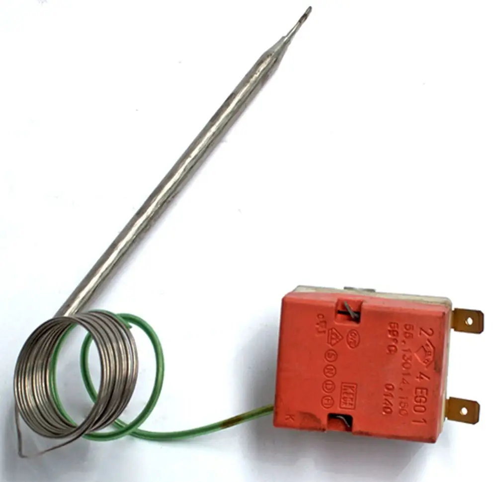 Temperaturregler von Daikin mit einer metallenen Sonde und einem roten Gehäuse, ausgestattet mit einer spiralförmigen Feder und grünen Kabeln.